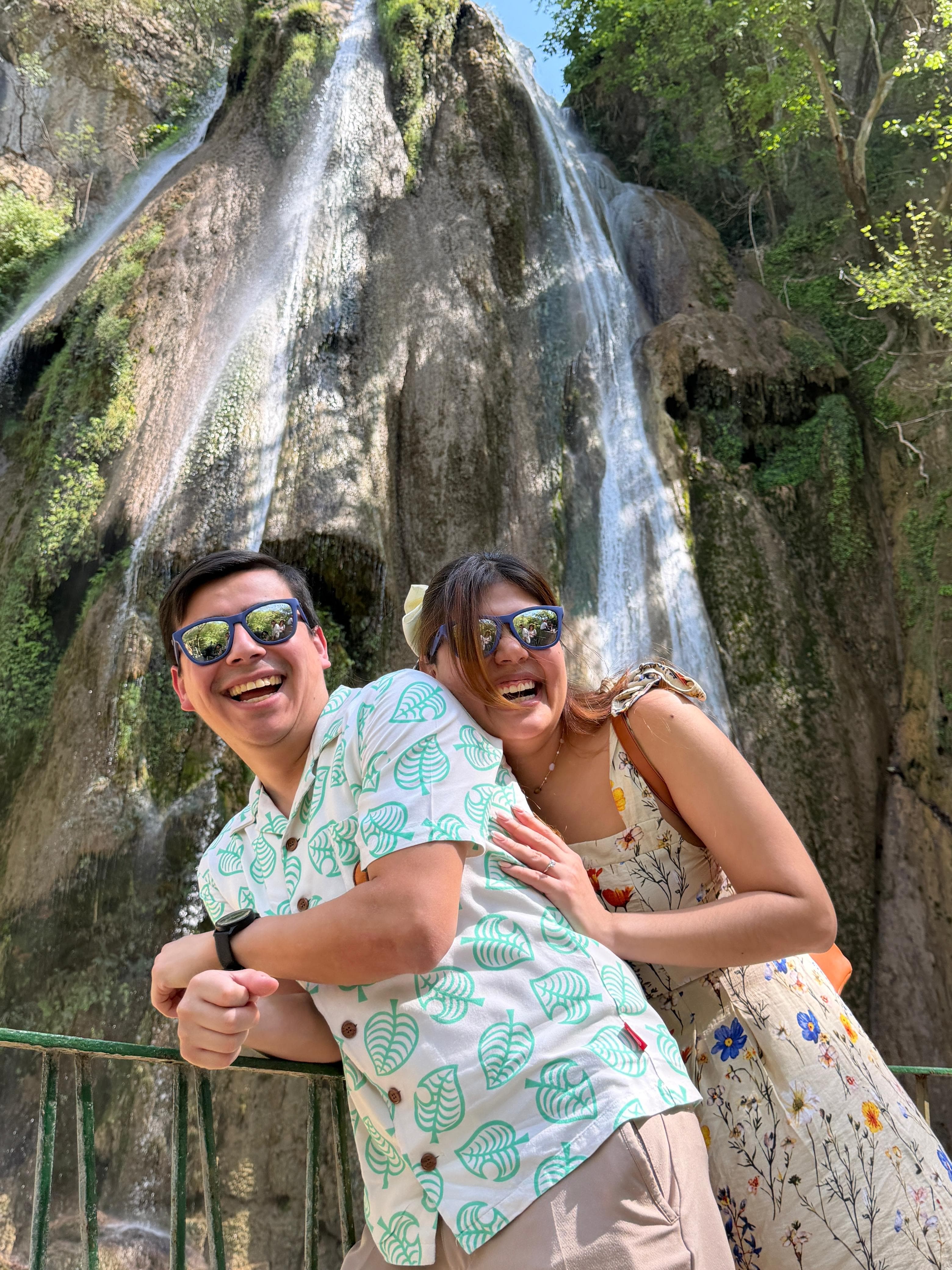 Lizeth y Sergio frente a una cascada