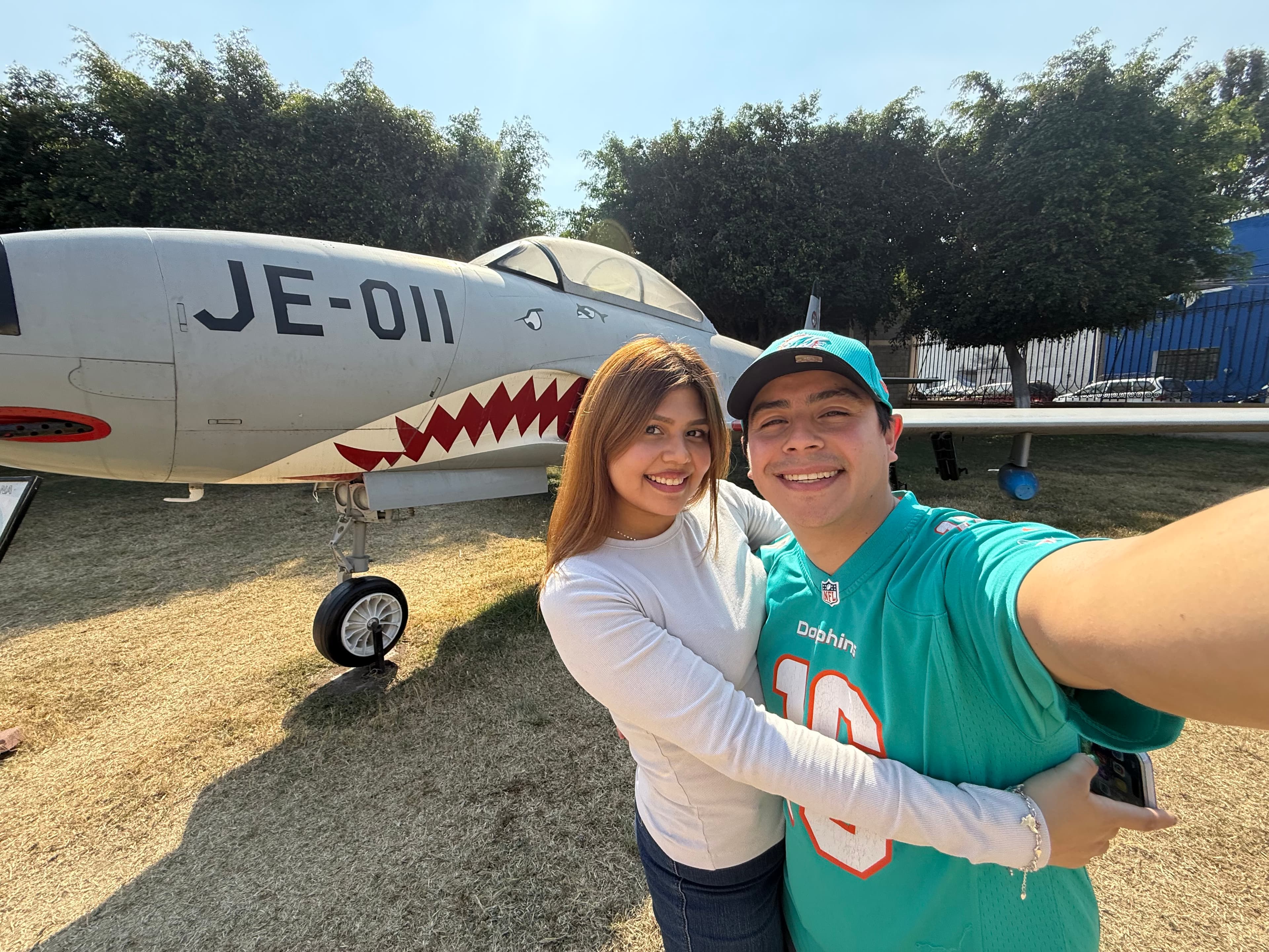 Lizeth y Sergio junto a un avión